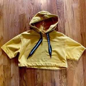 Alo yoga cropped sweatshirt! Gently worn